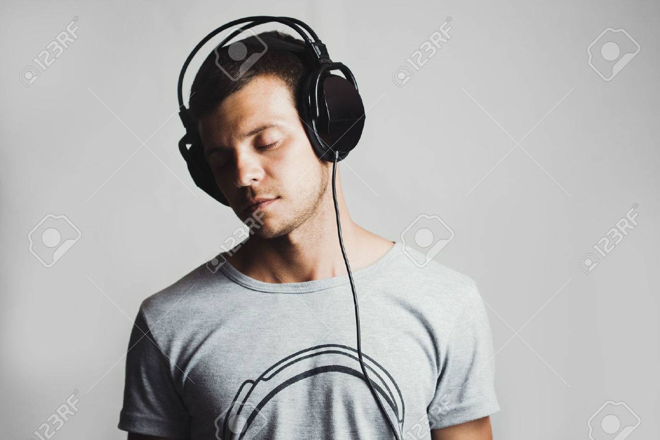 Resultado de imagen para escuchando musica