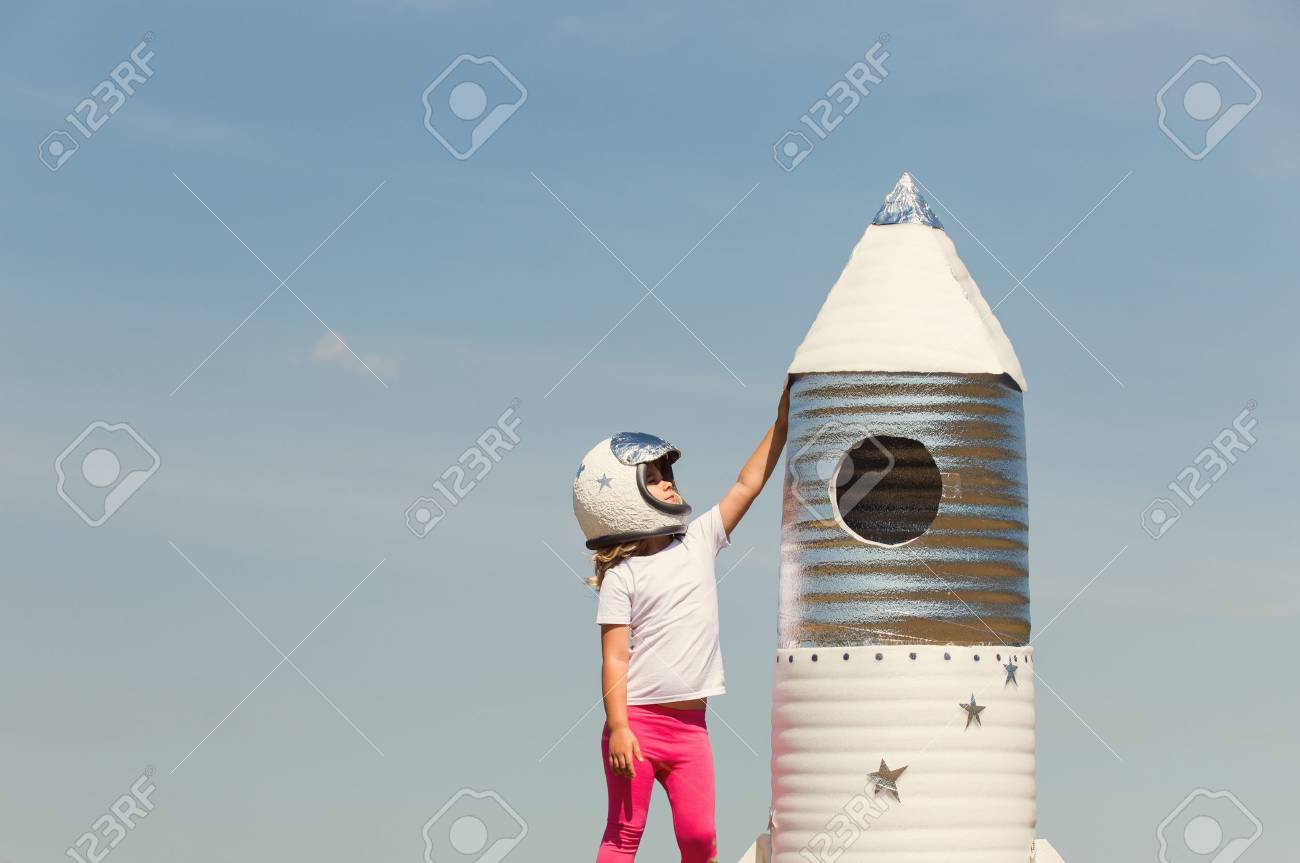 幸せな子供は 手作りロケットで遊んで宇宙飛行士コスチュームに身を包んだ の写真素材 画像素材 Image