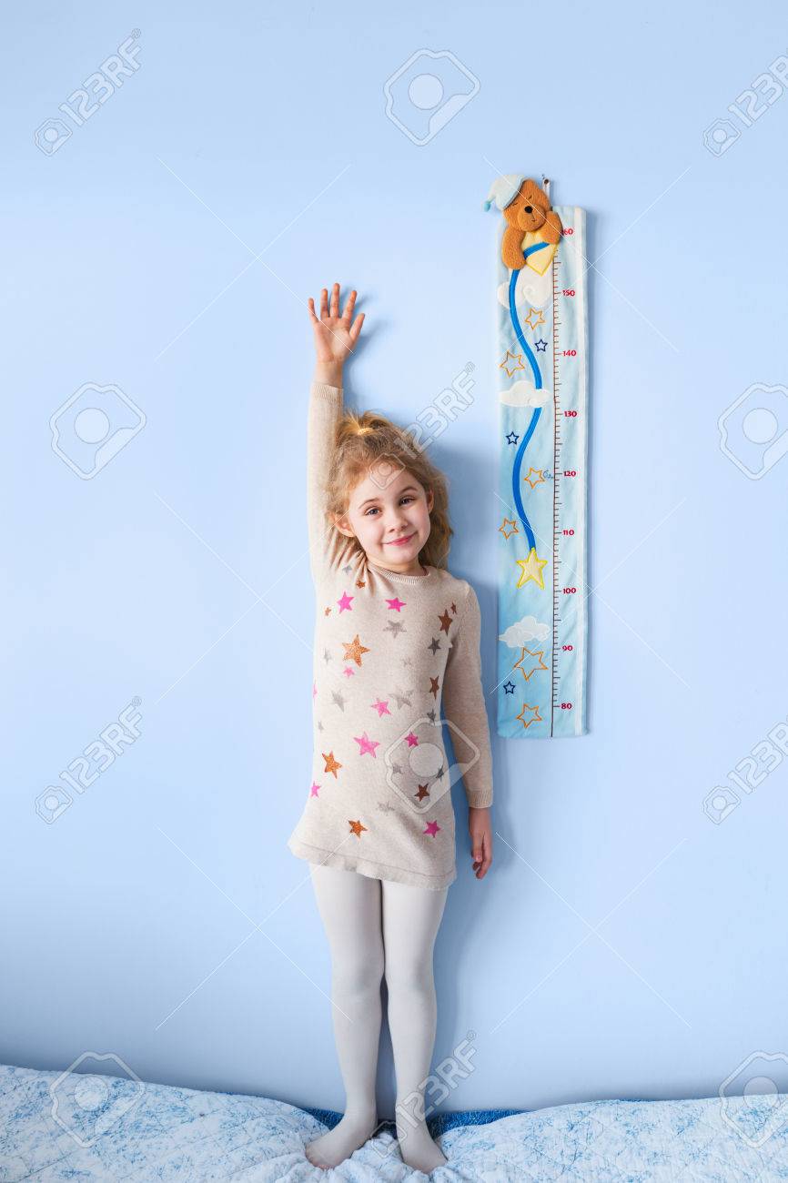 Nina Rubia Que Mide La Altura De La Pared En La Habitacion Fotos