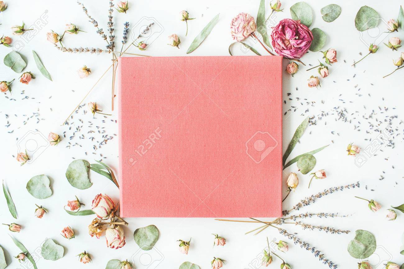 ピンクの結婚式や家族写真のアルバム バラ ラベンダー 枝 葉 白い背景で隔離の花びら フラット レイアウト オーバーヘッドの表示 の写真素材 画像素材 Image