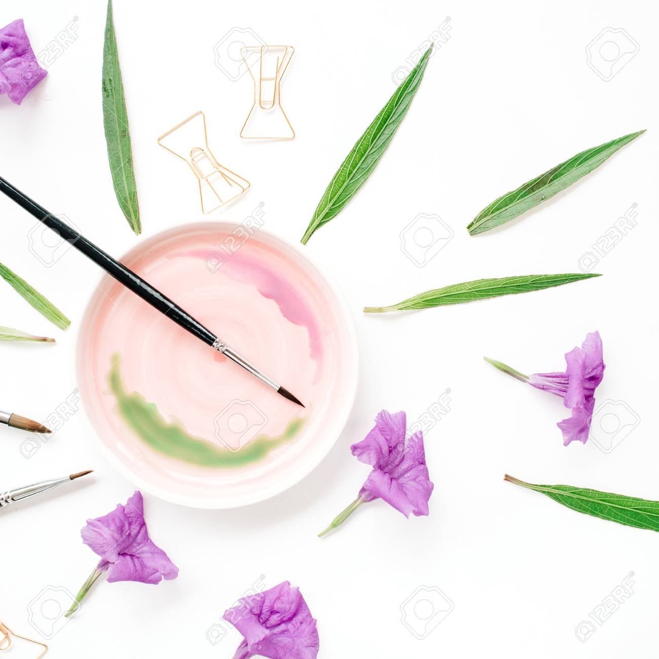 水彩画 ペイント ブラシ 金色クリップ アーティスト ワークスペース 緑の葉します フラット横たわっていた トップ ビュー の写真素材 画像素材 Image