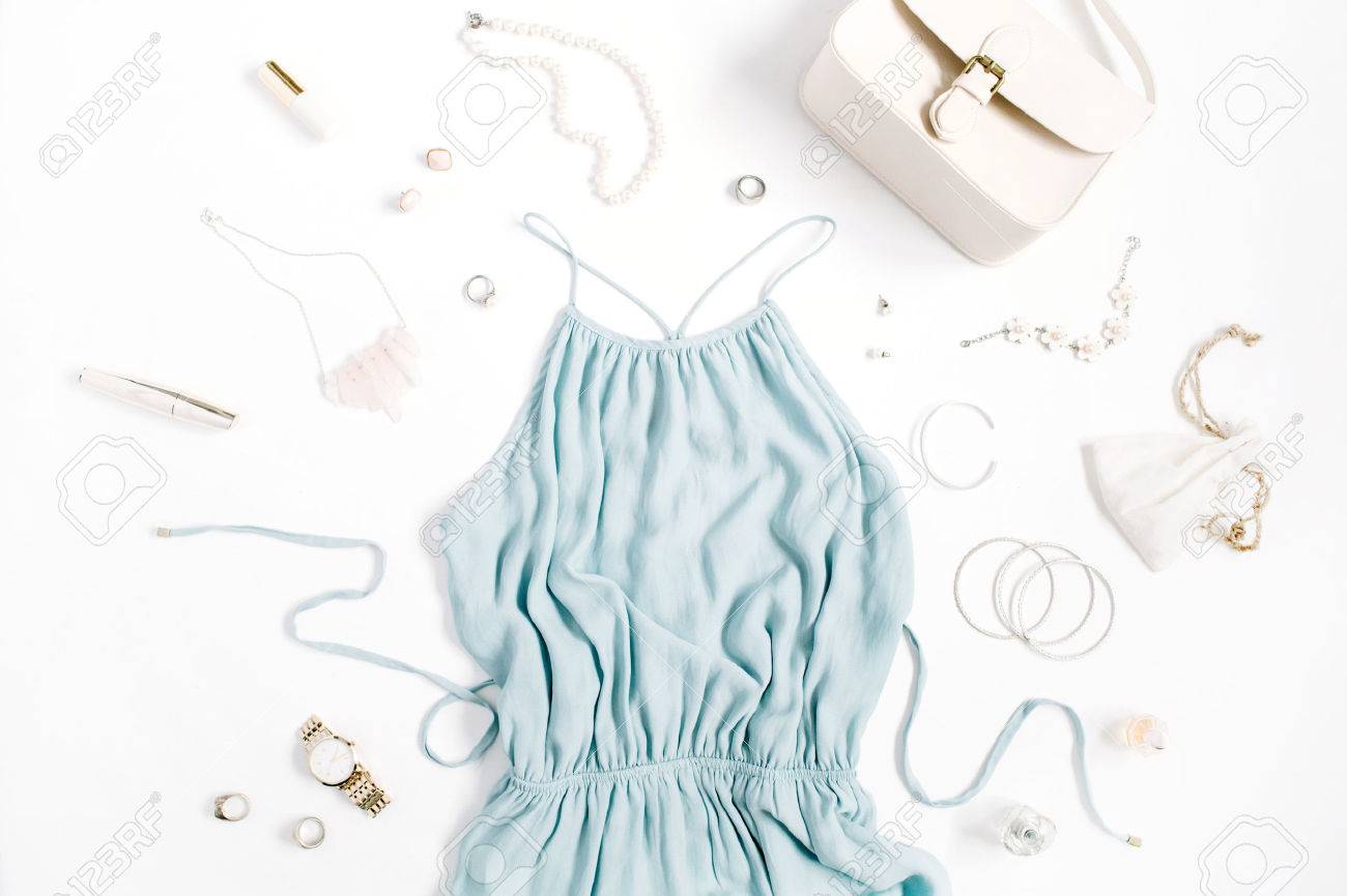 Concept De Blog De Beauté Vêtements De Femme Et Accessoires Robe Bleue Sac à Main Montres Bracelet Collier Bagues Rouge à Lèvres Sur Fond