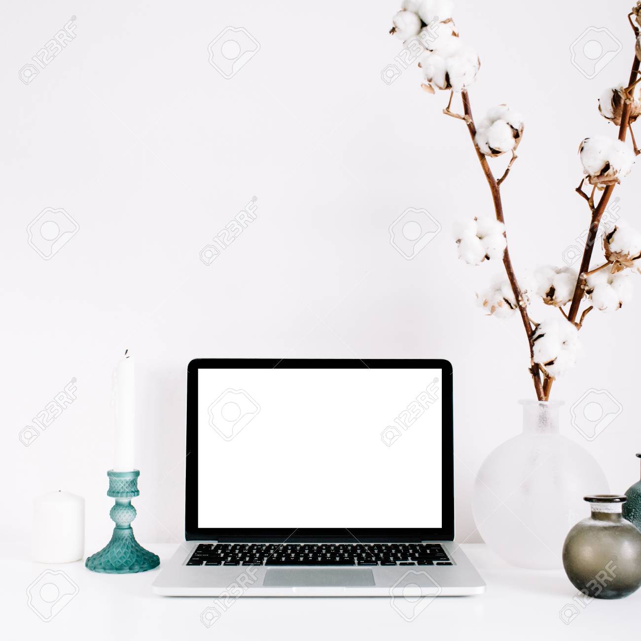 白い背景で空白の画面を持つノート パソコンの正面のブロガーやフリーランスのワークスペースです ミニマルな装飾 ホーム オフィスの机です の写真素材 画像素材 Image