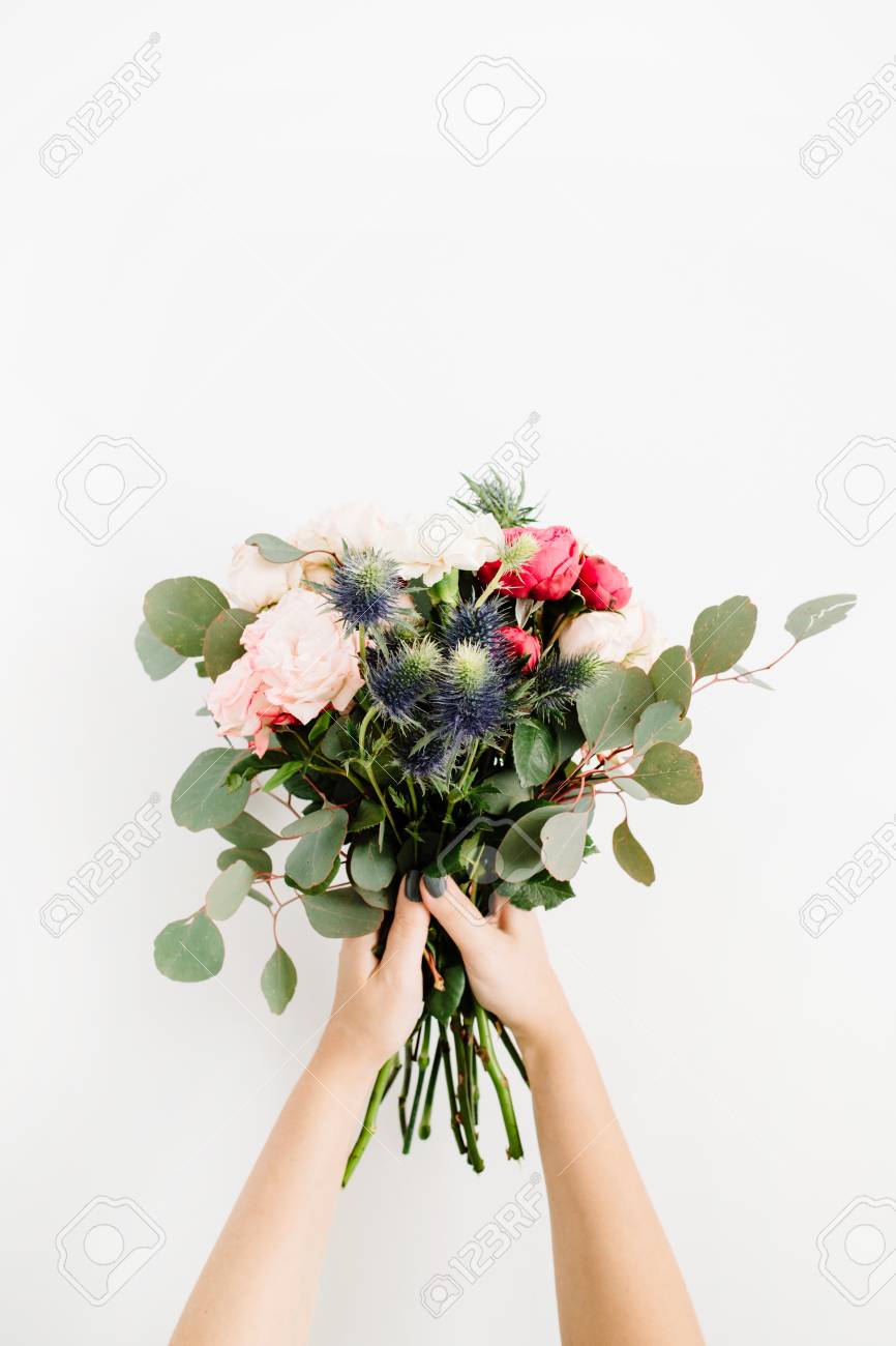 女の子の手で美しい花の花束 大げさなバラ 青い Eringium ユーカリ 白い背景で隔離 フラット横たわっていた トップ ビュー 花の組成 の写真素材 画像素材 Image 女の子の手で美しい花の花束 大げさなバラ 青い Eringium ユーカリ 白い背景で隔離 フラット横たわっていた トップ ビュー 花の組成 の写真素材 画像素材 Image