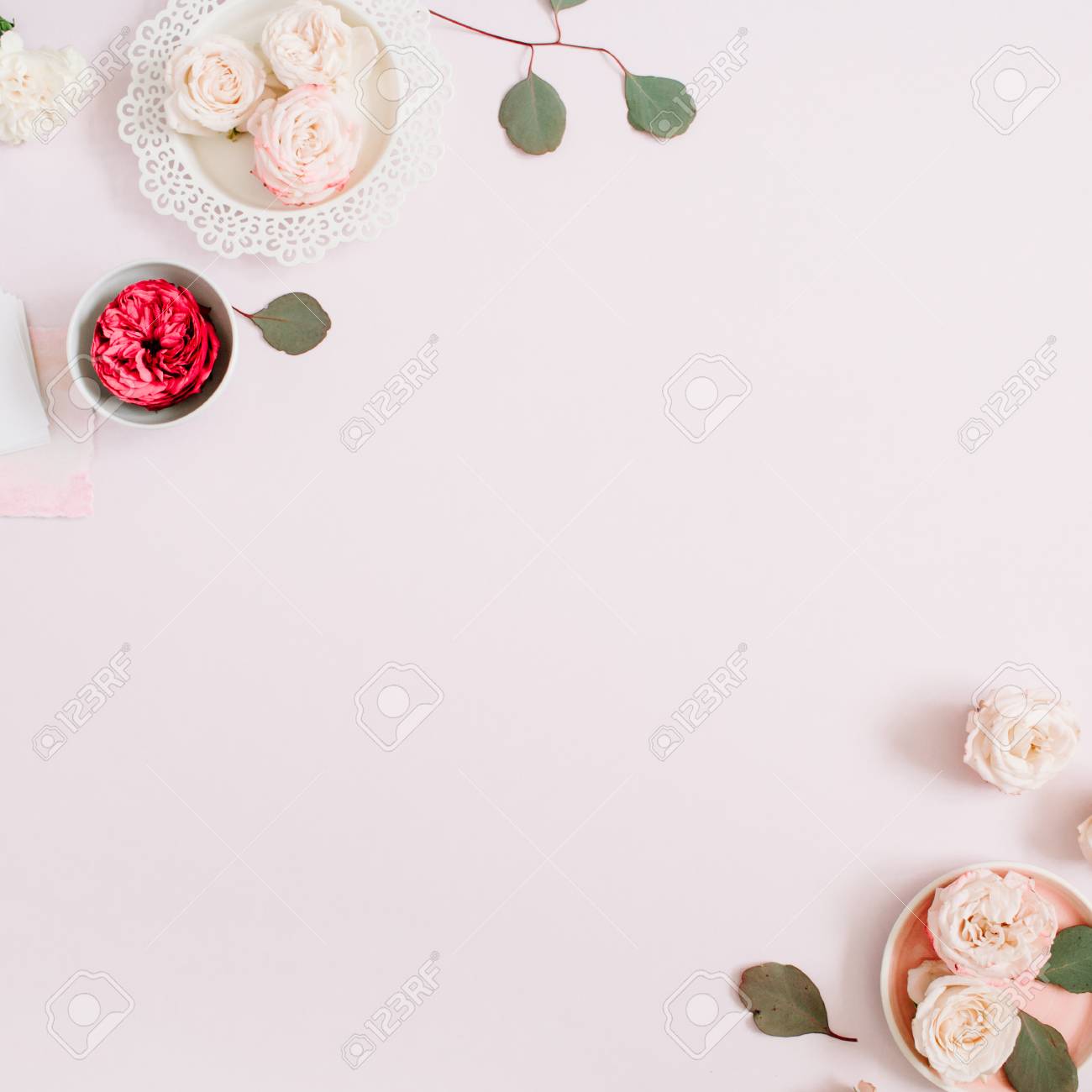 花ボーダー ベージュと赤のバラと淡いパステル ピンクの背景に白いカーネーションで作られたフレームです フラット横たわっていた トップ ビュー 花柄のテクスチャ背景 の写真素材 画像素材 Image