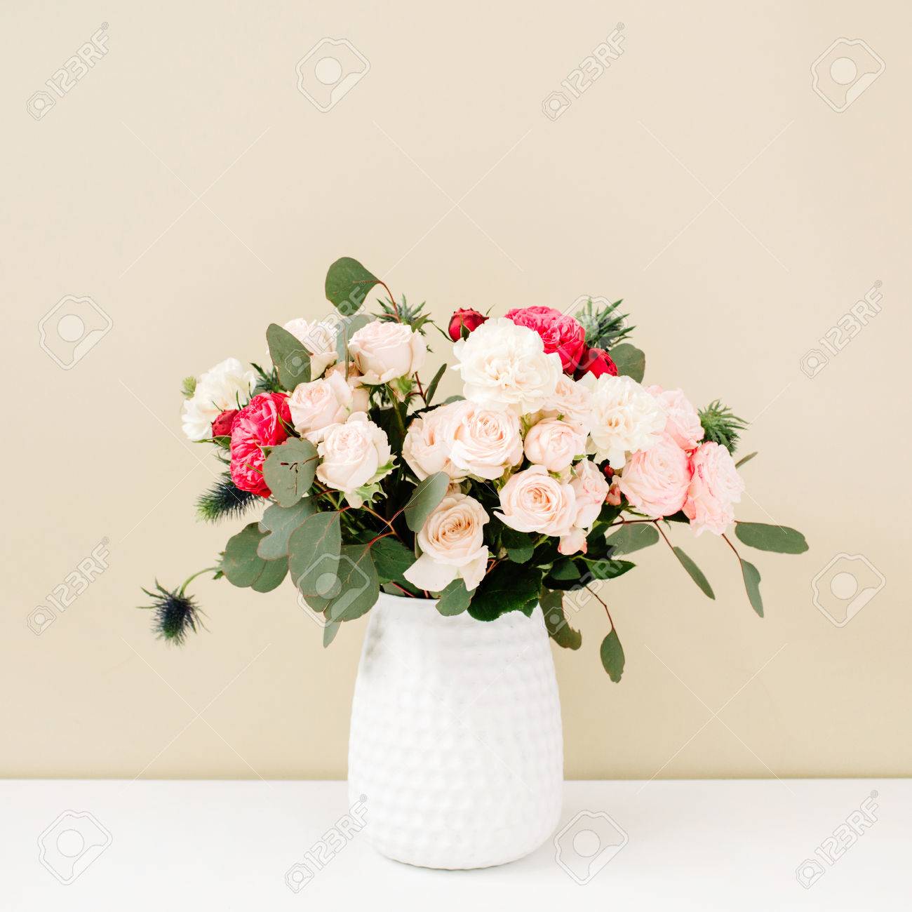 Beau Bouquet De Fleurs Roses Bombées érythème Bleu Branches Deucalyptus Dans Un Pot De Fleurs Dans Un Mur Beige Pastel Pâle Composition De Style