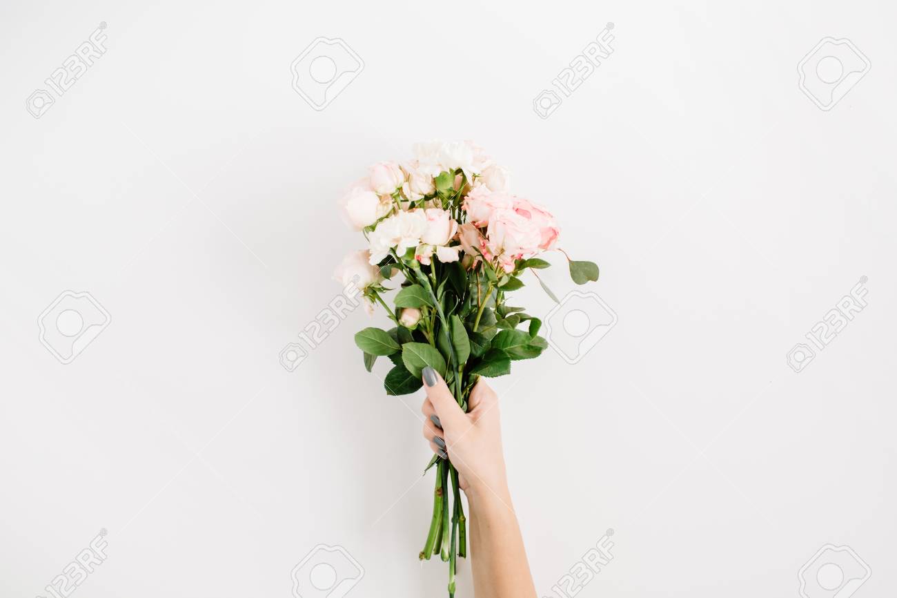 きれいなピンク色は 白い背景で隔離の女の子の手で花束を上昇しました フラット横たわっていた トップ ビュー 花の組成 の写真素材 画像素材 Image
