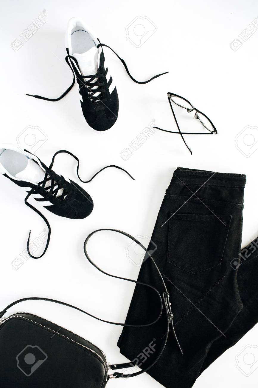 トレンディなファッションブラックスタイルの女性の服やアクセサリーは 白い背景に見えます フラットレイ トップビュー の写真素材 画像素材 Image