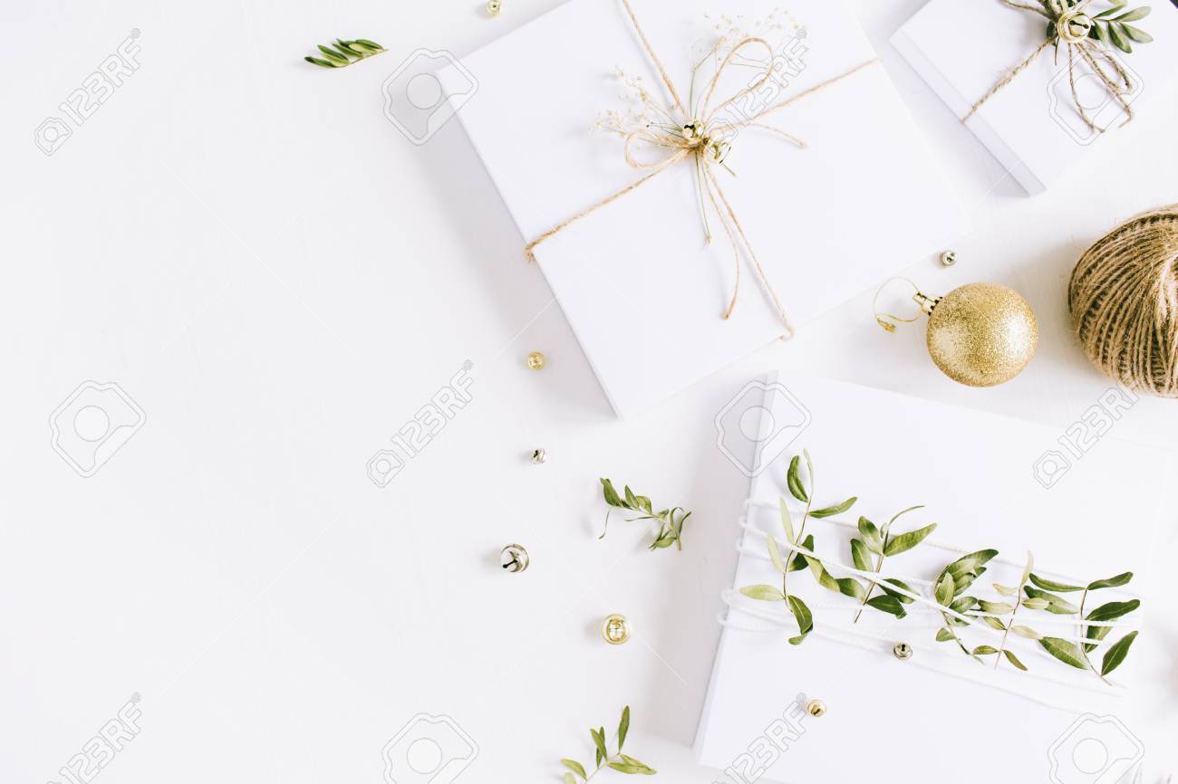 緑の枝とクリスマスボールで飾られたクリスマスギフトボックス 新年の構図 の写真素材 画像素材 Image