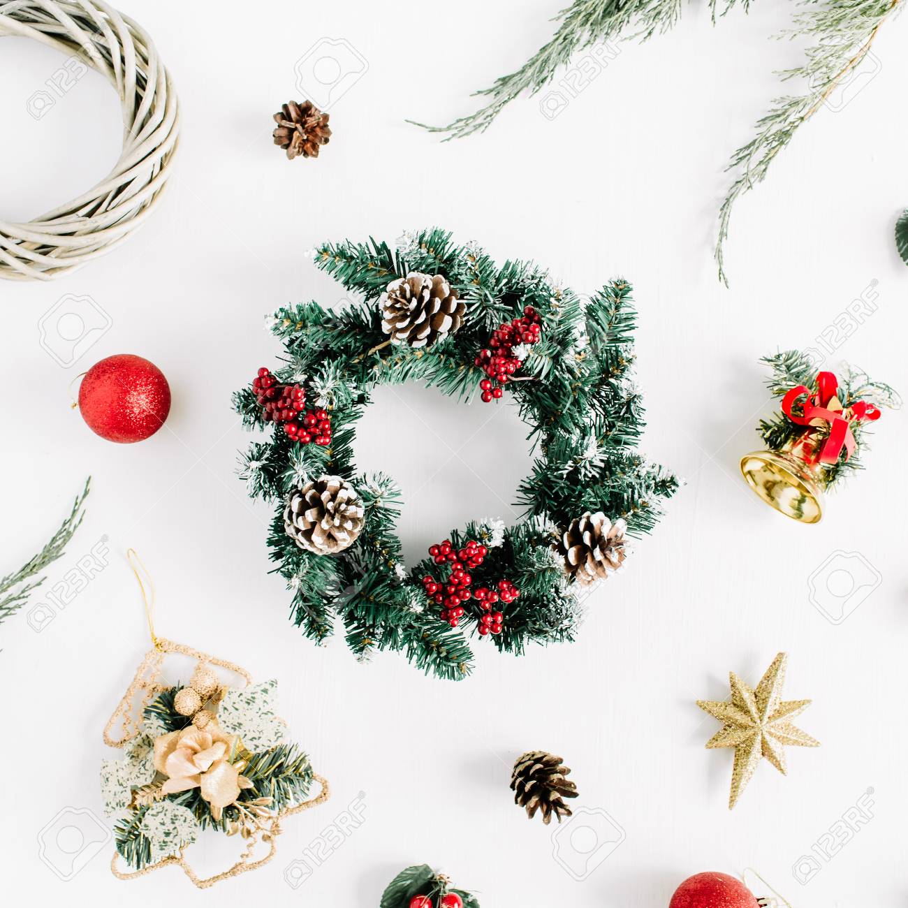 Composition De Noël Cadre De Guirlande De Vacances Faite De Branches De Sapin Avec Cônes Genévrier Cloches Boules De Noël En Verre Sur Fond Blanc