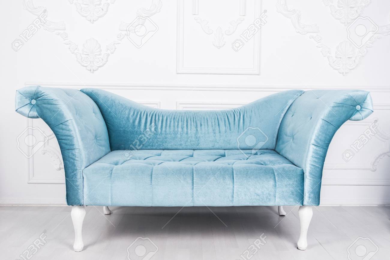 Canapé Bleu En Intérieur Blanc Et Plancher Gris Banque D\'Images Et ... Canapé Bleu En Intérieur Blanc Et Plancher Gris Banque D\'Images Et ...