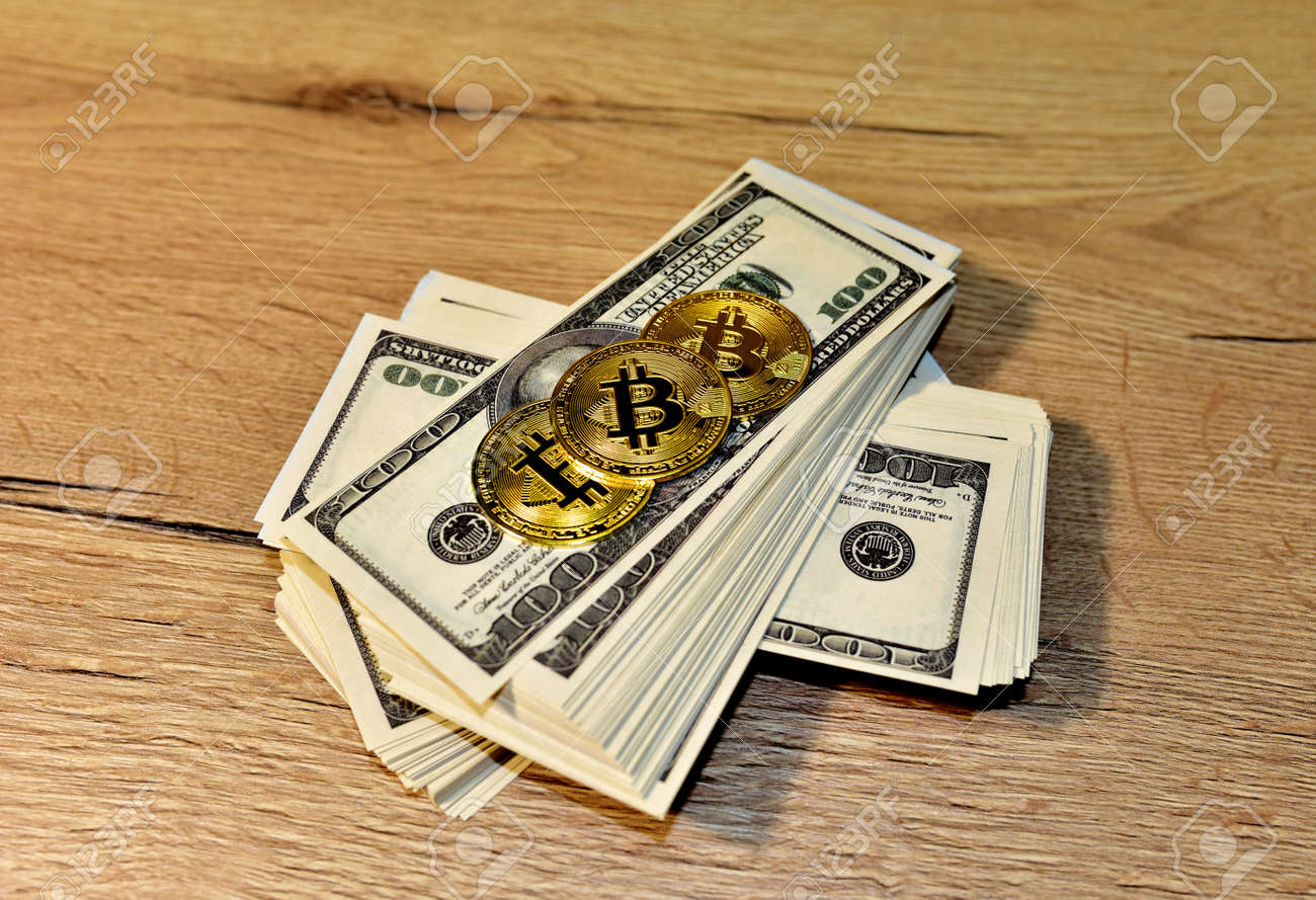 Monedas De Bitcoin En Un Paquete Con Dólares. El Concepto De Invertir  Dinero En Criptomonedas Y Obtener Ganancias Debido A La Caída Del Tipo De  Cambio Del Dólar. Prohibir El Uso De