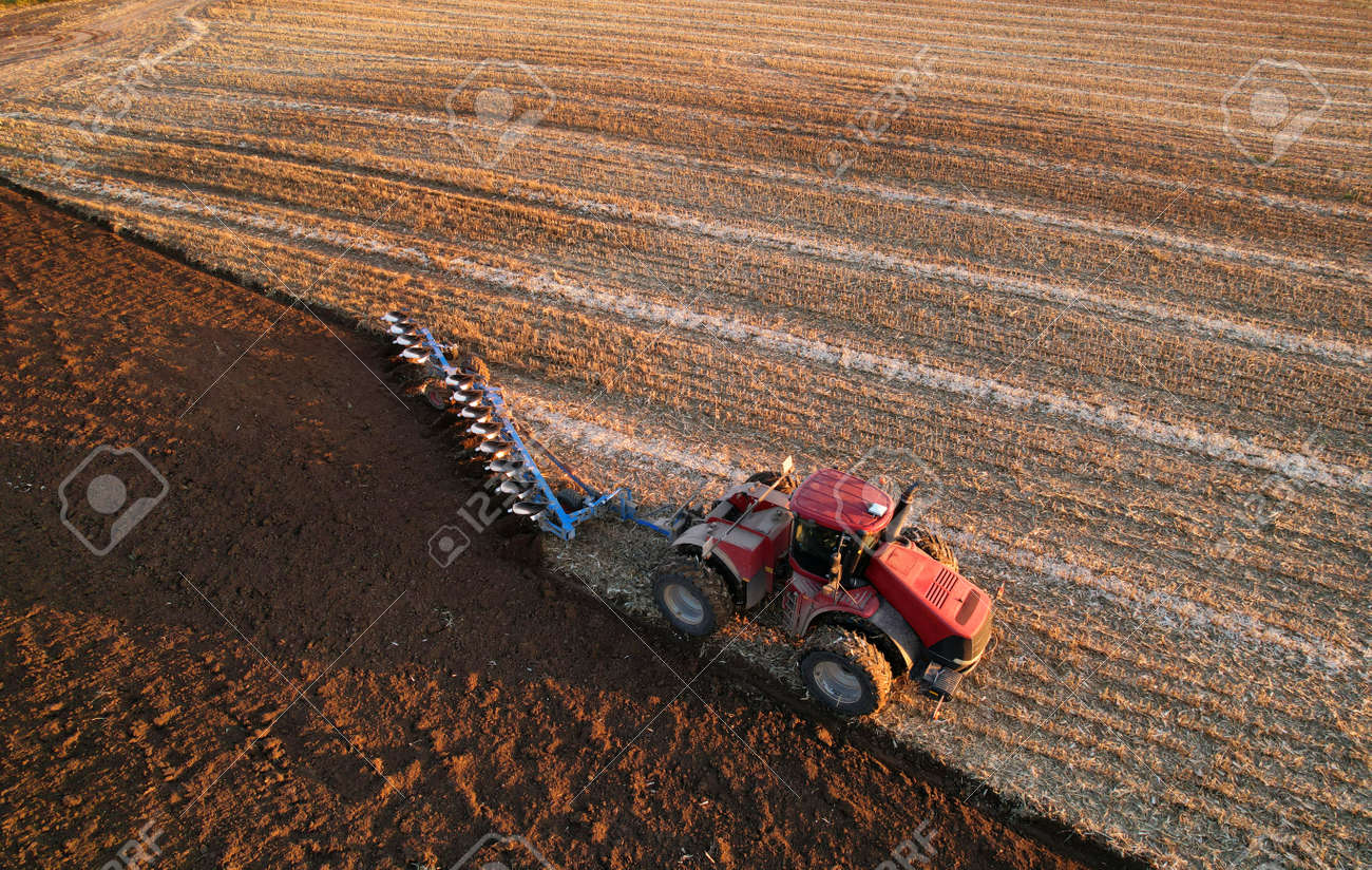 https://previews.123rf.com/images/maximsafaniuk/maximsafaniuk2112/maximsafaniuk211200005/179985466-tractor-on-plowed-aerial-view-plowing-and-soil-tillage-agricultural-tractor-with-plow-on.jpg