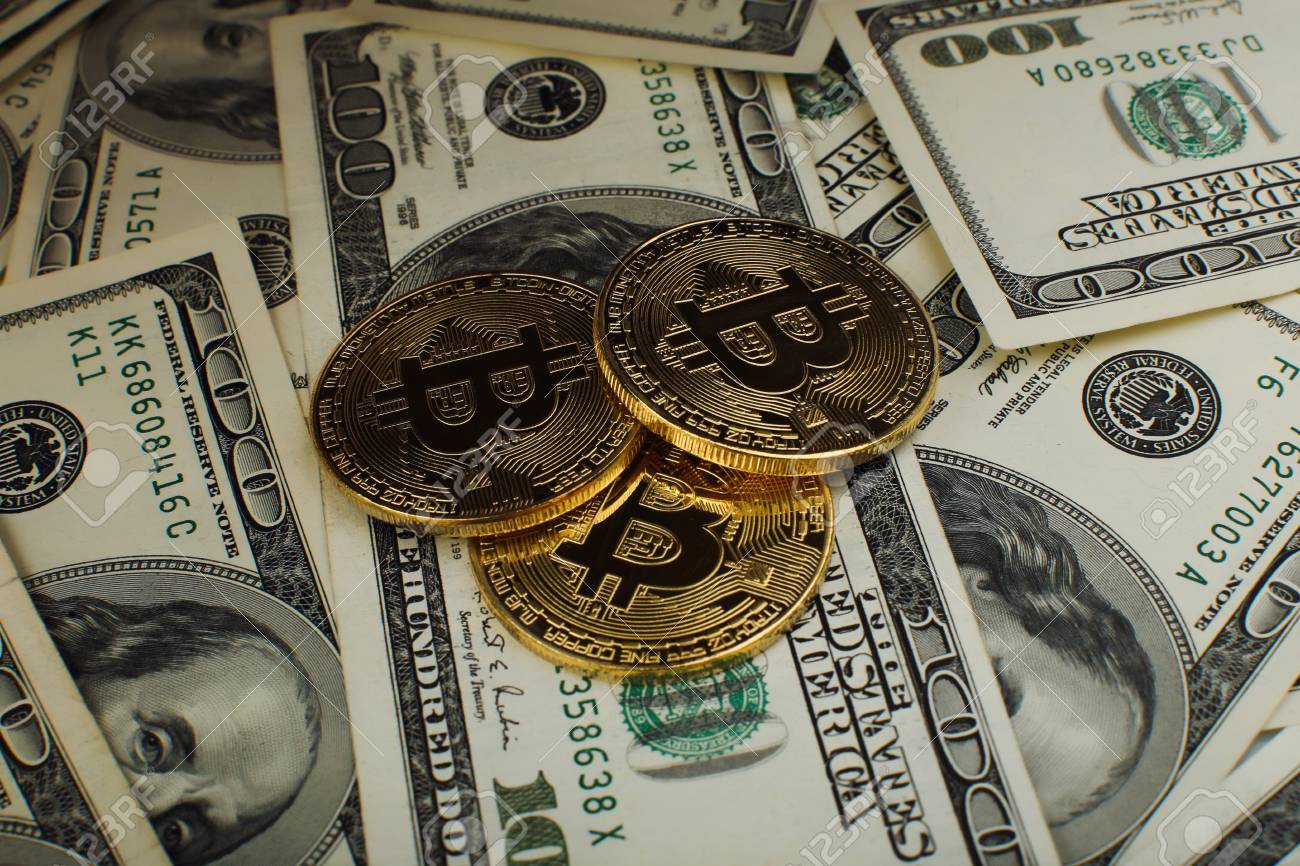 ビットコインと米ドル紙幣に1セント硬貨 マクロショット の写真素材 画像素材 Image