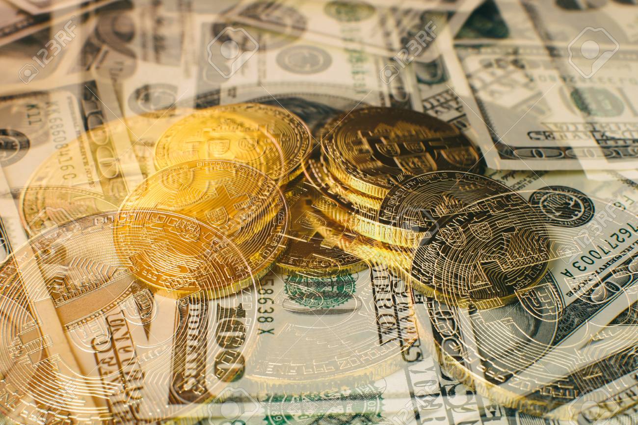 ビットコインと米ドル紙幣に1セント硬貨 マクロショット の写真素材 画像素材 Image