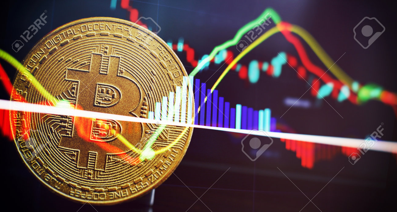 암호화폐 비트코인 금화 및 초점이 흐려진 차트 배경 로열티 무료 사진, 그림, 이미지 그리고 스톡포토그래피. Image 181868463