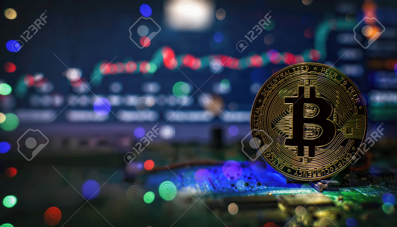 컴퓨터 회로 기판 배너 복사 공간에 있는 블록체인 기술 비트코인 채굴 개념 비트코인 황금 동전 로열티 무료 사진, 그림, 이미지 그리고  스톡포토그래피. Image 193342488