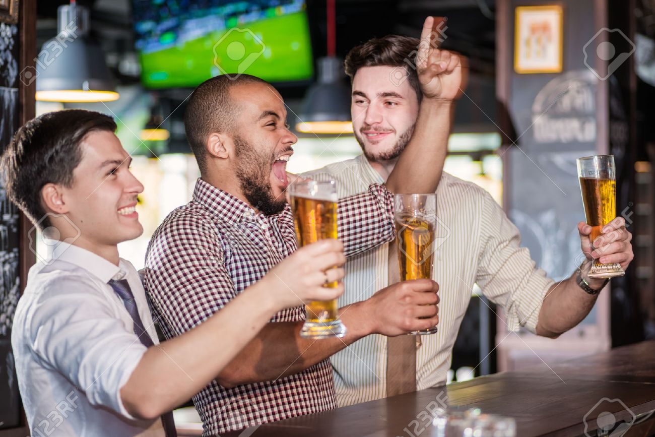 男性ファンは叫んで テレビ 飲み物ビールのサッカーを見ています 他の 3 の人はビールを飲むと中に楽しんで一緒にバーのテレビでサッカーの試合があります の写真素材 画像素材 Image 男性ファンは叫んで テレビ 飲み物ビールのサッカーを見ています 他の 3 の人はビールを飲むと中に楽しんで一緒にバーのテレビでサッカーの試合があります の写真素材 画像素材 Image