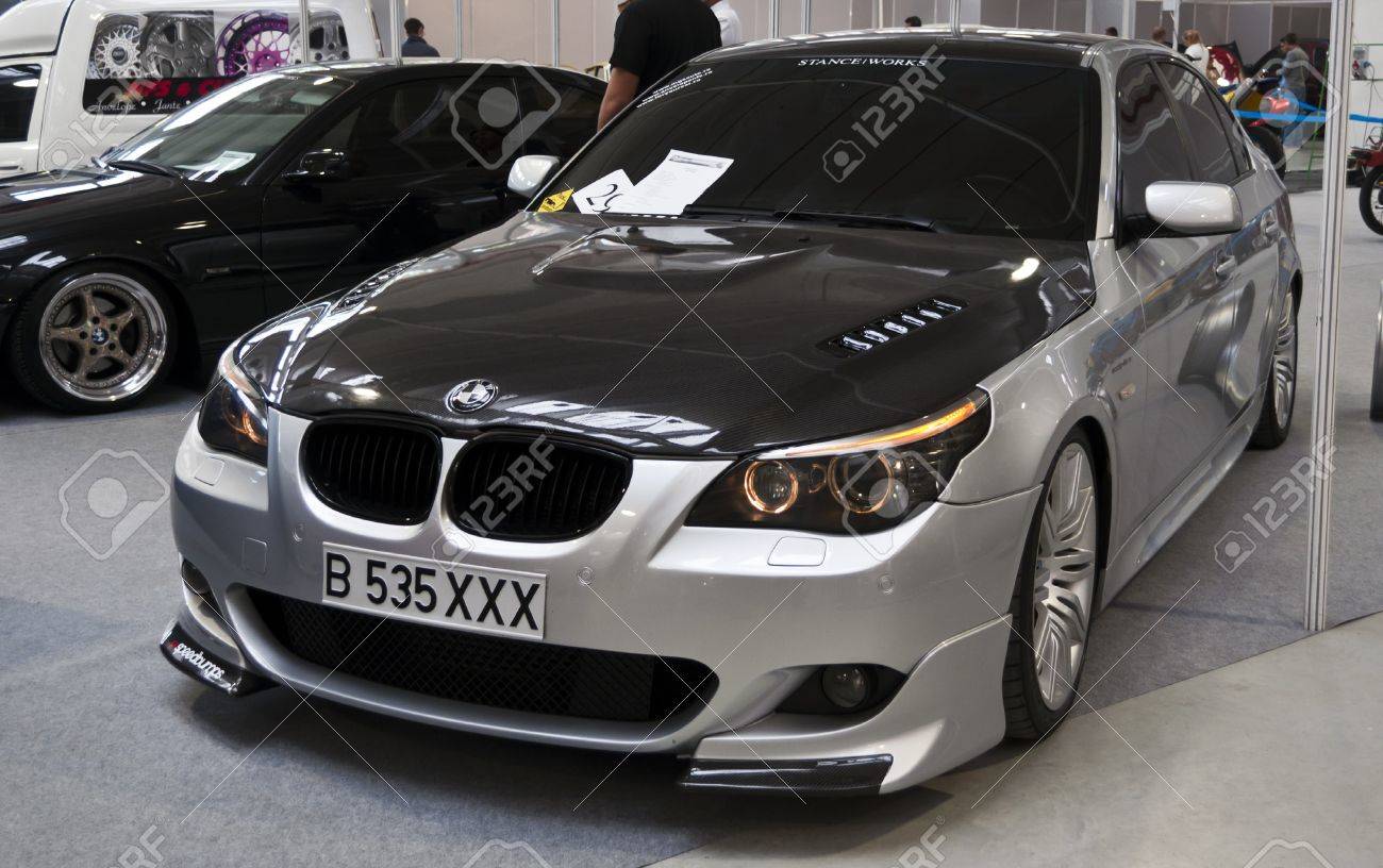 Rumanien Bukarest October 14 2012 White Rosafarbenen Bmw Seria 5 Am 4tuning Fest Auto Show In Bukarest Rumanien Lizenzfreie Fotos Bilder Und Stock Fotografie Image 15741042