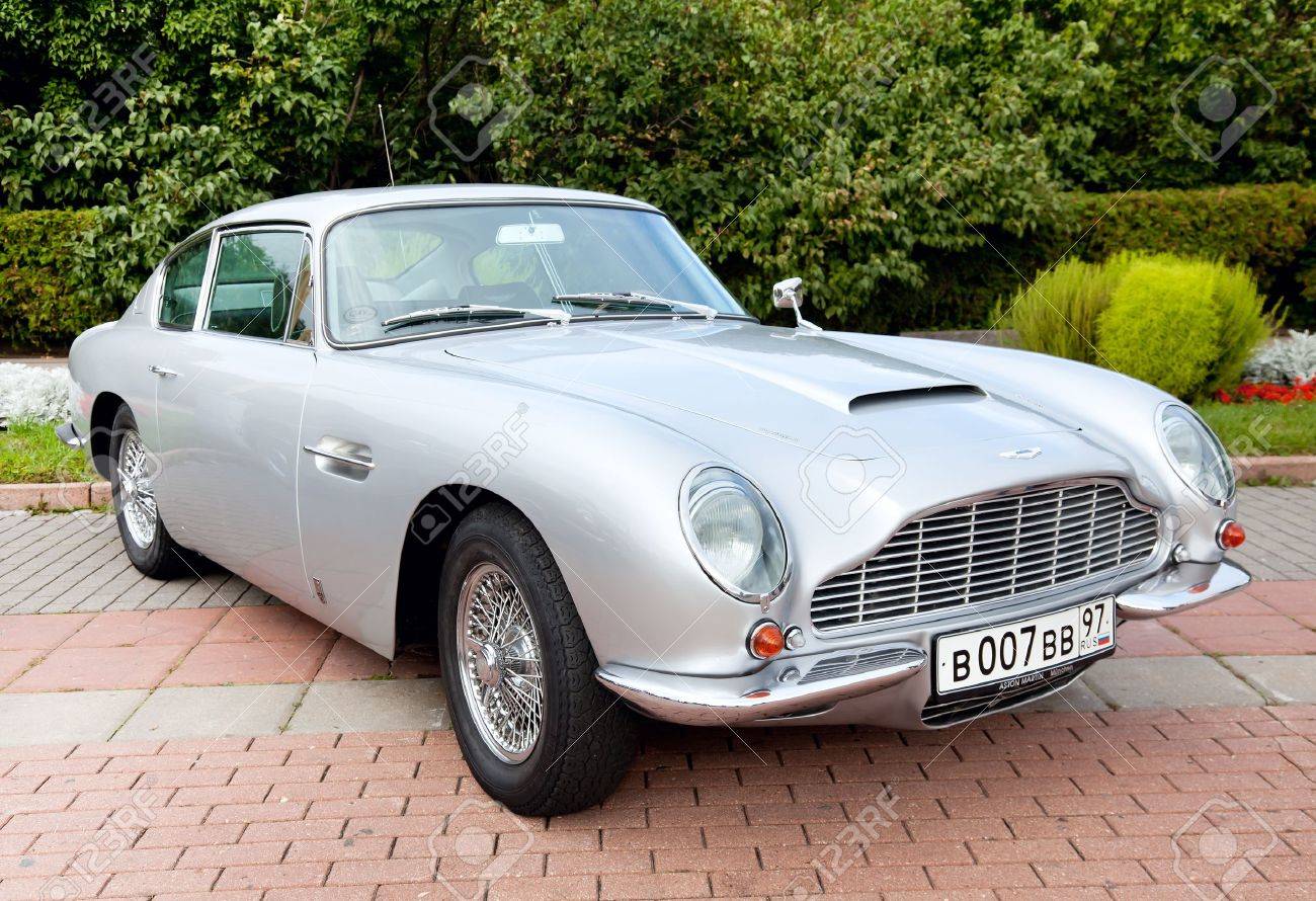 モスクワ ロシア連邦 9 月 24 日 1966年アストン マーティン Db6 Superleggera 閉会に シーズンのレトロなラリー車の 11 年 9 月 24 日にロシアのモスクワで古典的な車のための競争の最終段階で の写真素材 画像素材 Image