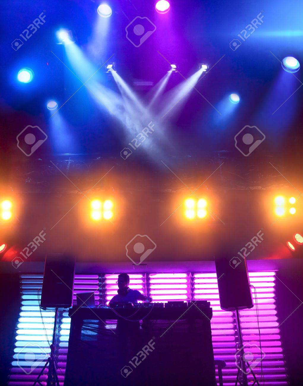 DJ Mixt Spoor Bij Nachtclub Op Scène. Heldere Mooie Verlichting ... DJ Mixt Spoor Bij Nachtclub Op Scène. Heldere Mooie Verlichting ...