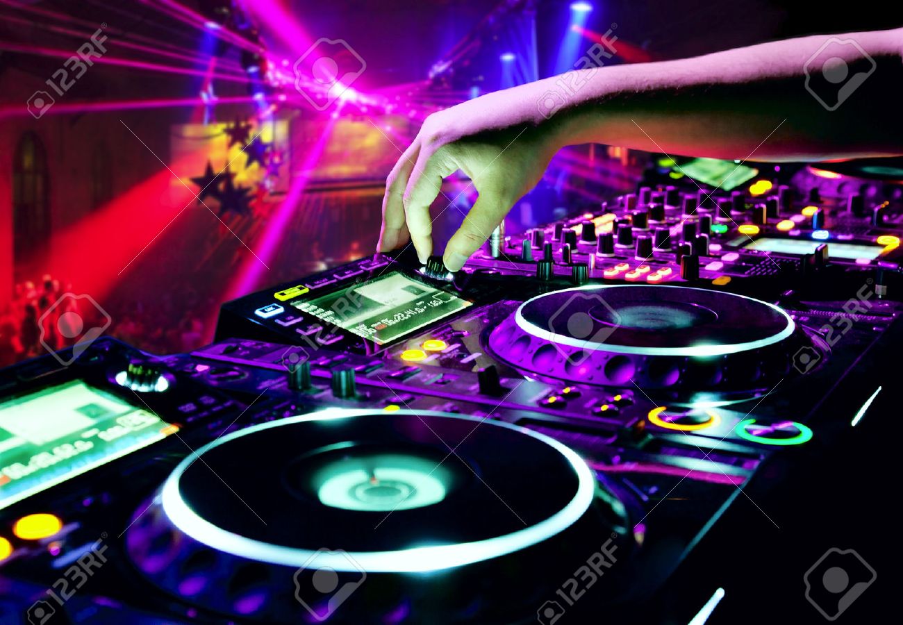 Dj ミックス ナイトクラブのパーティーでのトラック の写真素材 画像素材 Image