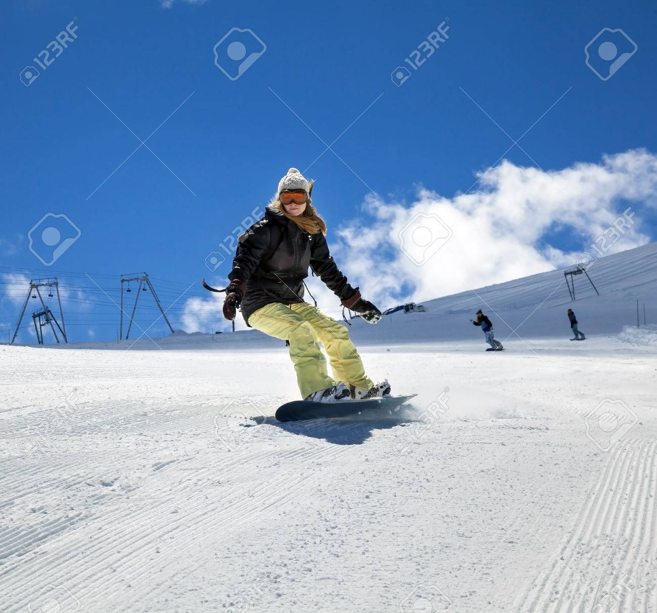 山中のスノーボードで動きの若い女の子スノーボーダー の写真素材 画像素材 Image 山中のスノーボードで動きの若い女の子スノーボーダー の写真素材 画像素材 Image
