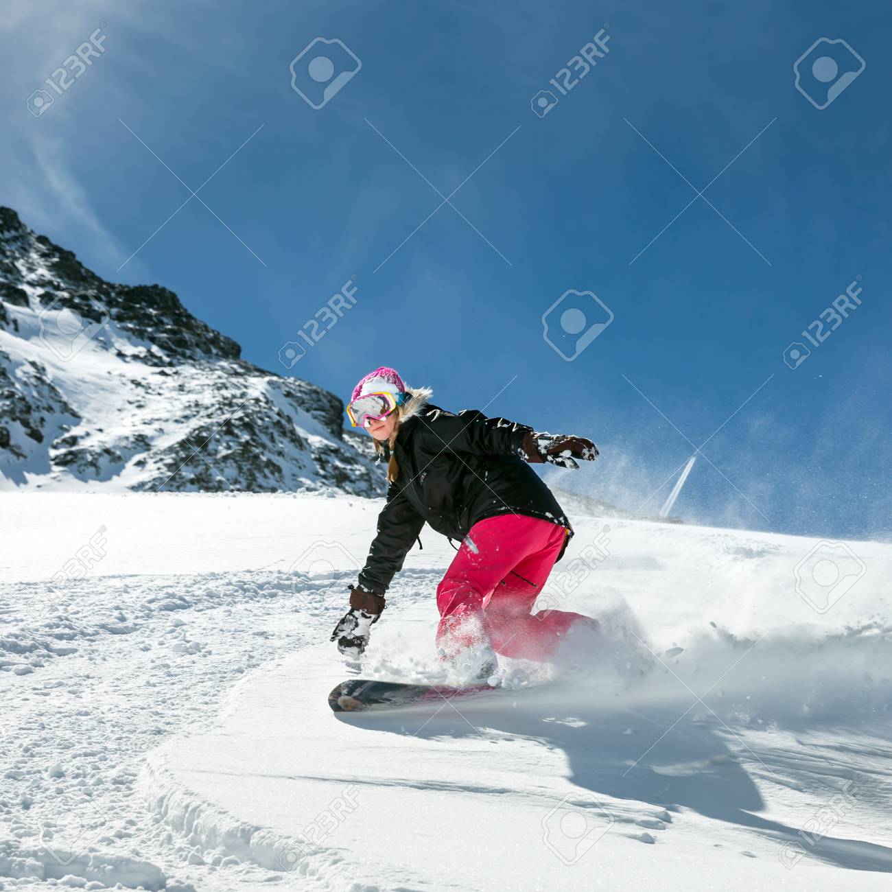 山でスノーボードの動きで若い女性スノーボーダー の写真素材 画像素材 Image 山でスノーボードの動きで若い女性スノーボーダー の写真素材 画像素材 Image