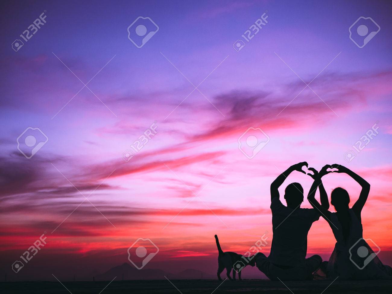 夕暮れの背景手にカップルを示すハートマークを愛する の写真素材 画像素材 Image 夕暮れの背景手にカップルを示すハートマークを愛する の写真素材 画像素材 Image