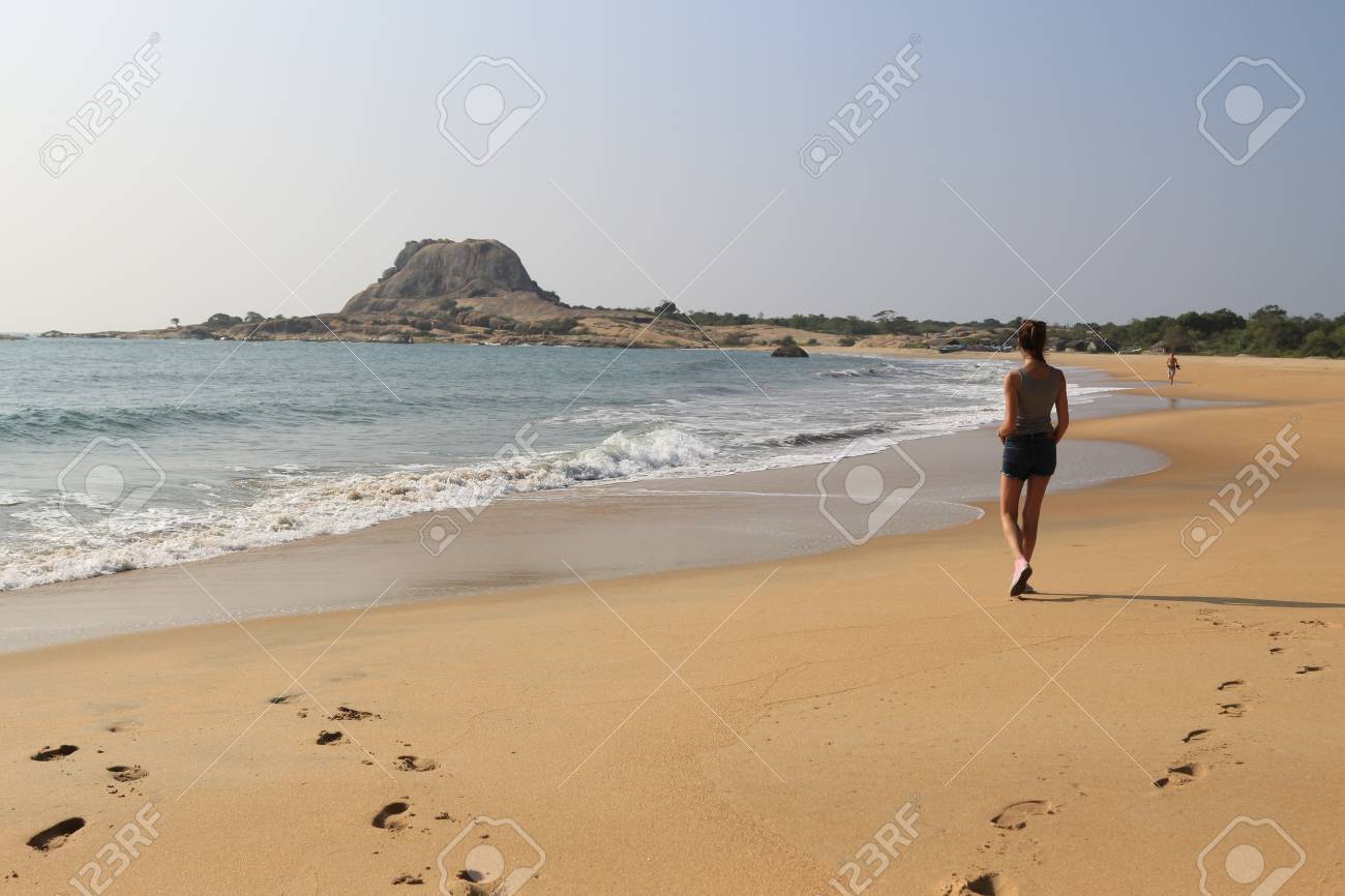 Jeune Fille Touristique Se Promène Sur La Plage Dans Le Parc National De Yala Au Sri Lanka