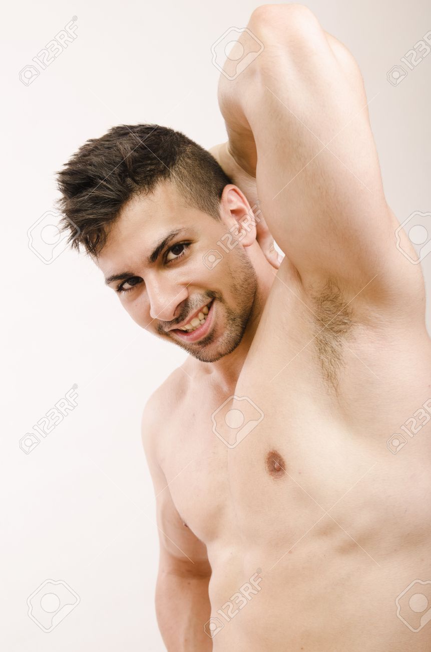 若いフィットネス ラテン男脇示しビューを見て の写真素材 画像素材 Image