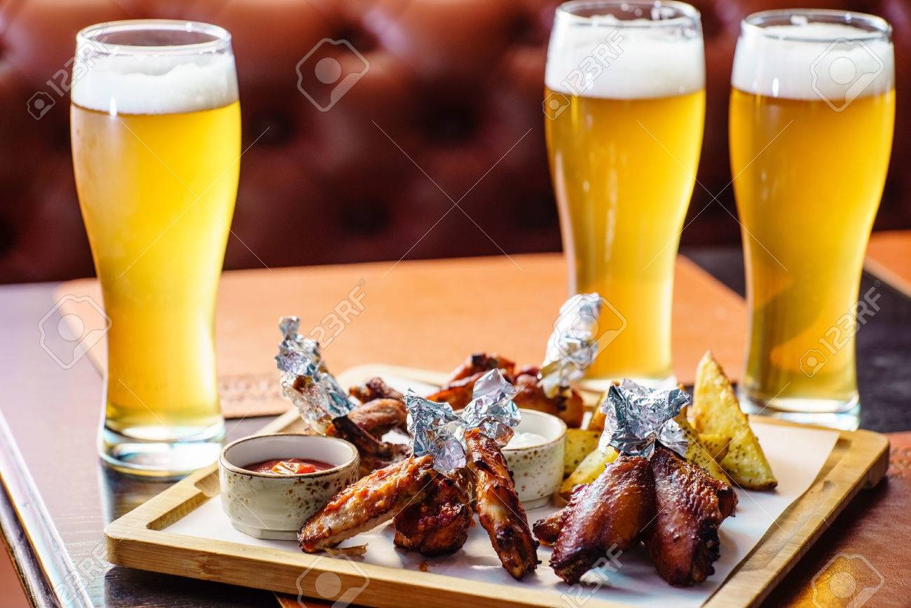 バーベキュー ビールとバッファローウィング の写真素材 画像素材 Image
