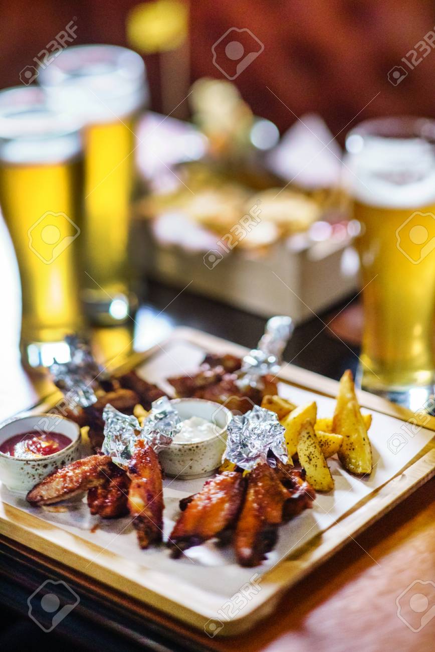 バーベキュー ビールとバッファローウィング の写真素材 画像素材 Image