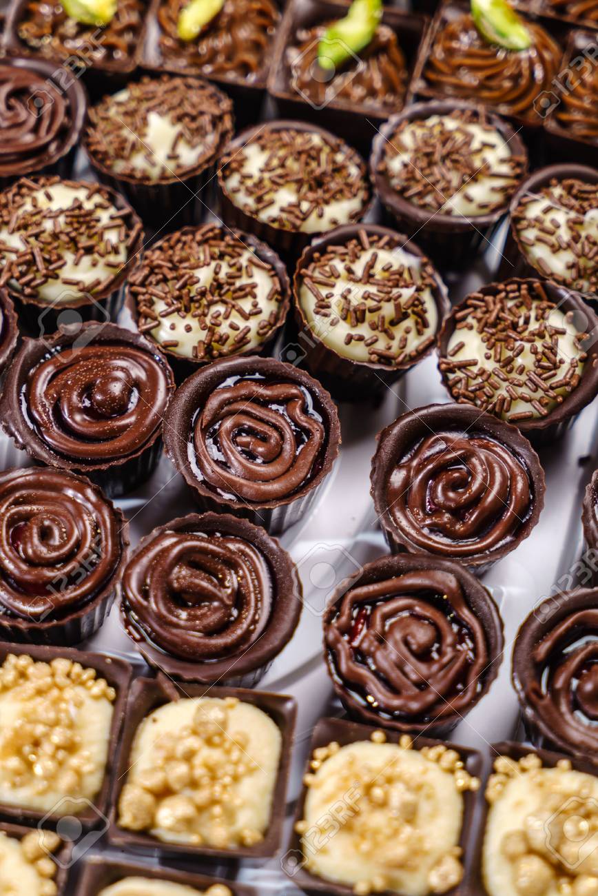 クリーム入りチョコレートスイーツ の写真素材 画像素材 Image