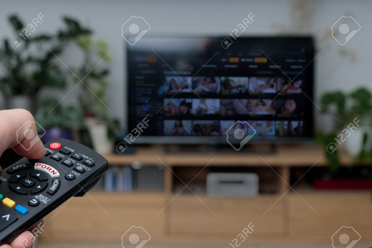 Pornofernsehen - Pornografie. Hand, Die TV-Fernbedienung Hält. Pornos  Gucken. TV-Fernbedienung Im Vordergrund Lizenzfreie Fotos, Bilder und Stock  Fotografie. Image 179479814.