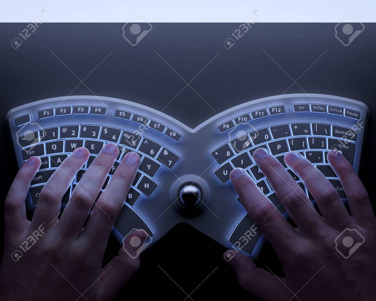 概念の人間工学的キーボードを使って人間の手 の写真素材 画像素材 Image