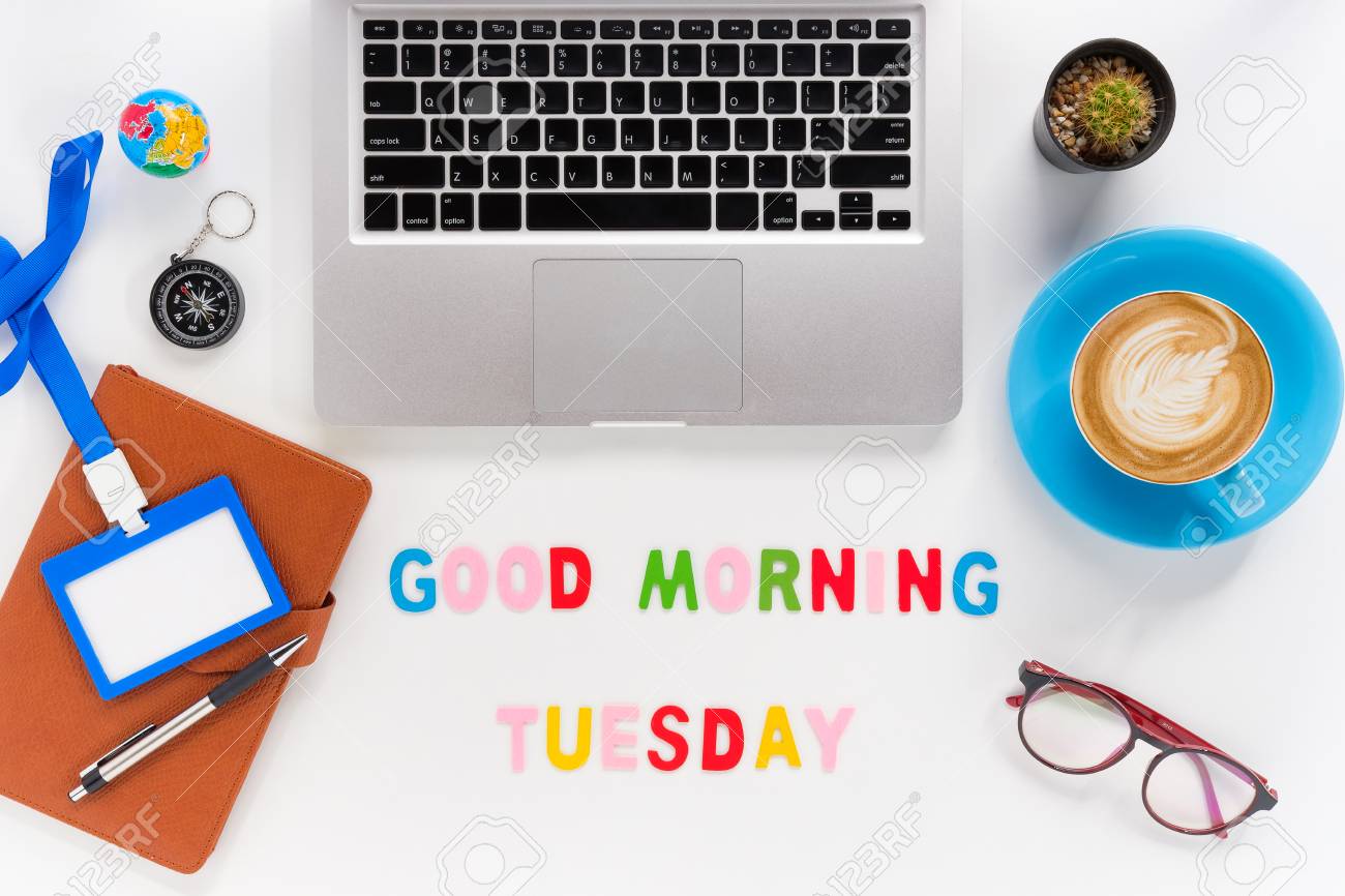 キャプション単語おはよう火曜日 ホワイト オフィス デスク ノート パソコン 日記 眼鏡 コンパス ペン 空白の Id カード 白い背景の上のコーヒー カップ の写真素材 画像素材 Image