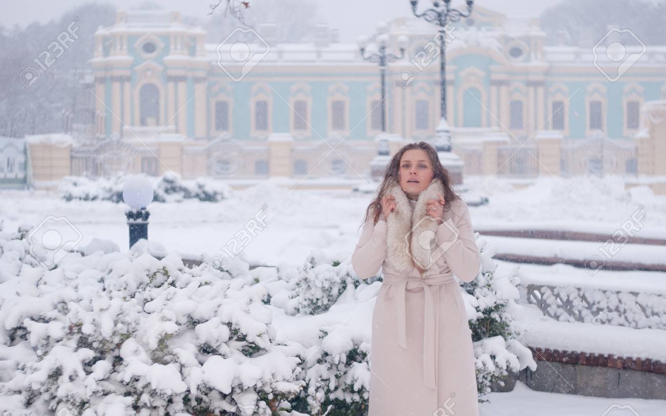 公園で雪の中に白いコートの女性の冬の肖像 の写真素材 画像素材 Image