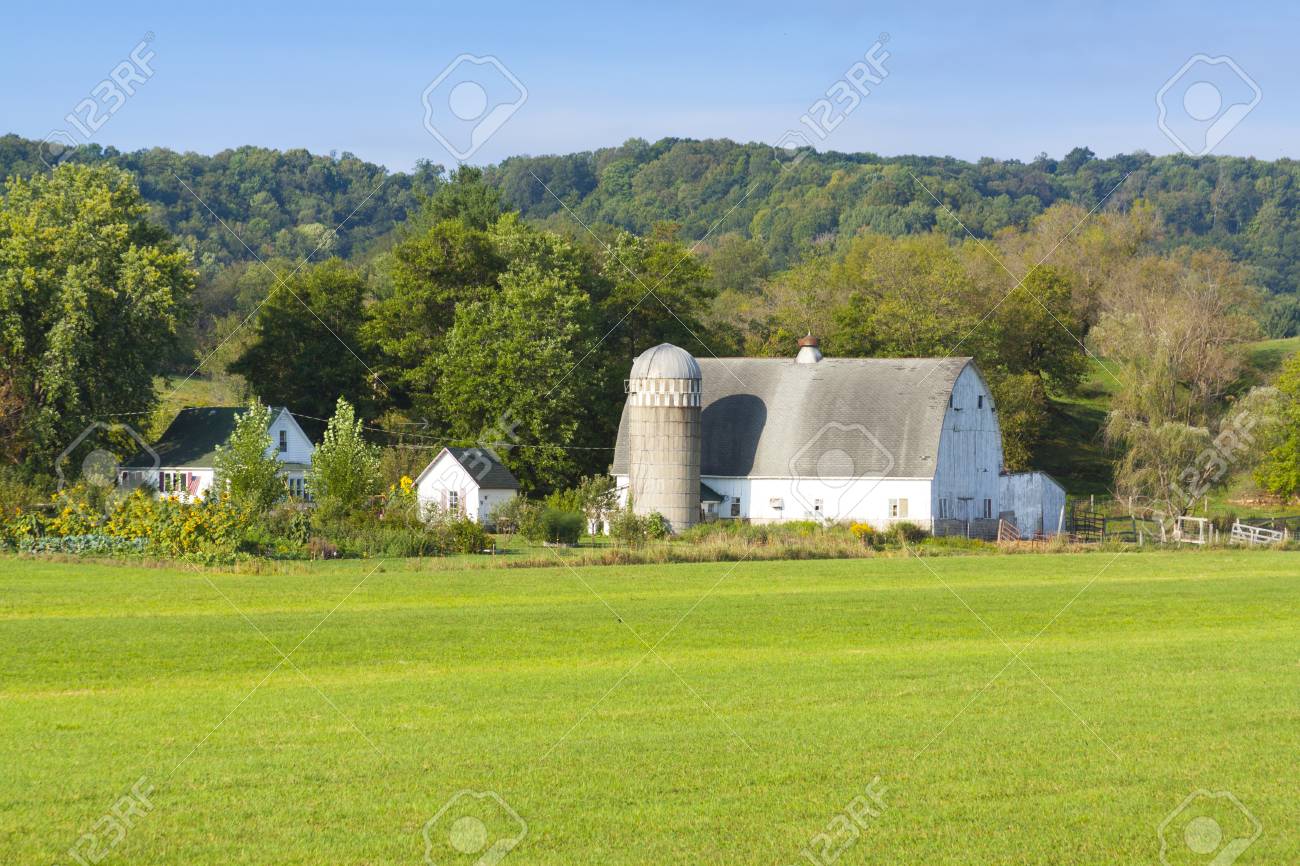 Paysage Campagne Americaine Avec White Barn Banque D Images Et Photos Libres De Droits Image