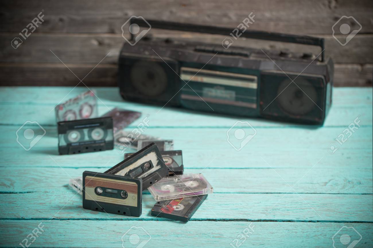 古いカセット テープとウッドの背景上のプレーヤー の写真素材 画像素材 Image