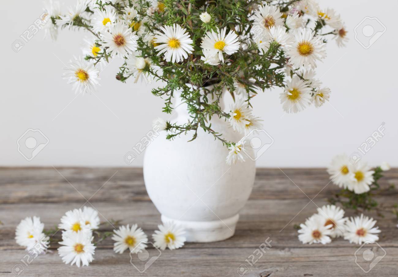 花瓶の白い花 の写真素材 画像素材 Image
