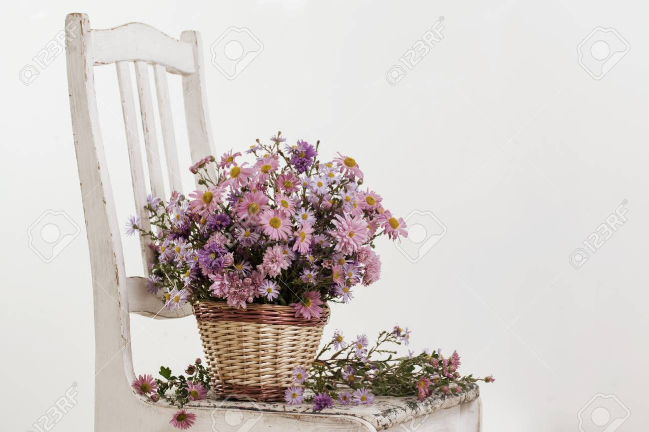 ヴィンテージの椅子かご花 の写真素材 画像素材 Image ヴィンテージの椅子かご花 の写真素材 画像素材 Image