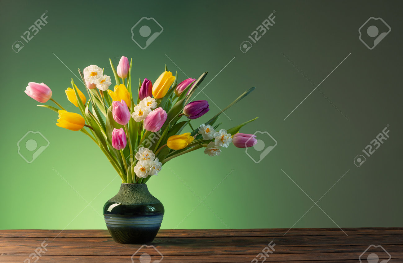 Flores De Primavera En Jarrón De Cerámica Sobre Mesa De Madera Fotos, Retratos, Imágenes Y Fotografía De Archivo Libres De Derecho. Image 193243454. Flores De Primavera En Jarrón De Cerámica Sobre Mesa De Madera Fotos, Retratos, Imágenes Y Fotografía De Archivo Libres De Derecho. Image 193243454.