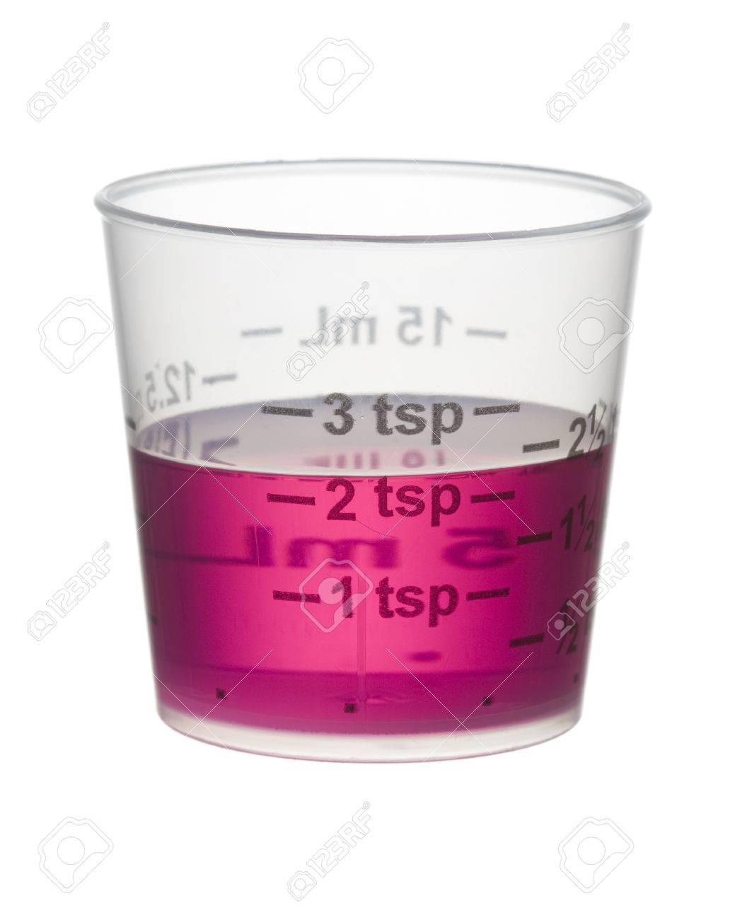 白い背景で隔離の計量カップで風邪や咳止めシロップ薬 の写真素材 画像素材 Image