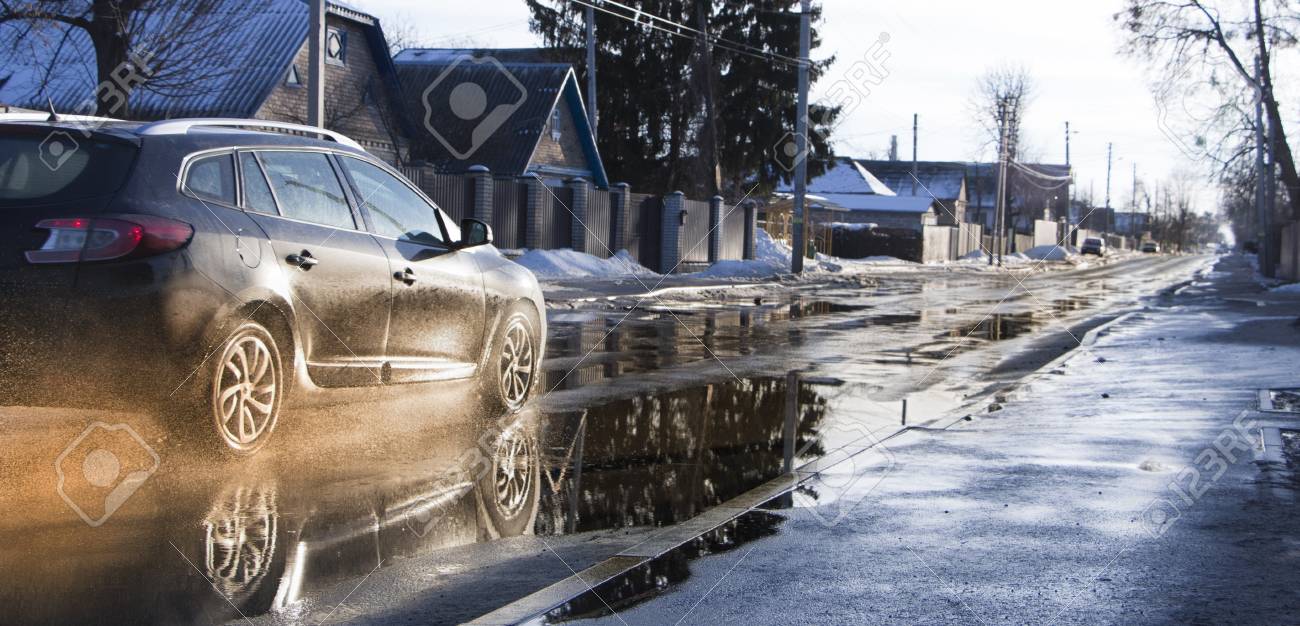 車は水たまりを通って運転し 水をはねかける の写真素材 画像素材 Image