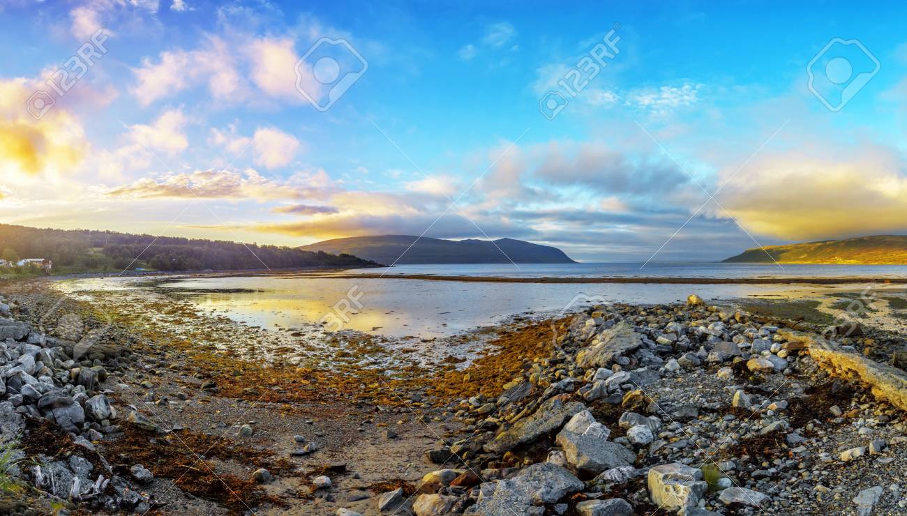 北欧の自然 Olderfjord 村 Porsangerfjorden の海岸に沿って Porsanger 半島の東海岸の美しい日没 の写真素材 画像素材 Image