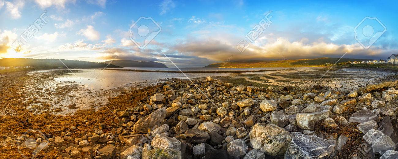 北欧の自然 Olderfjord 村 Porsangerfjorden の海岸に沿って Porsanger 半島の東海岸の美しい日没 の写真素材 画像素材 Image