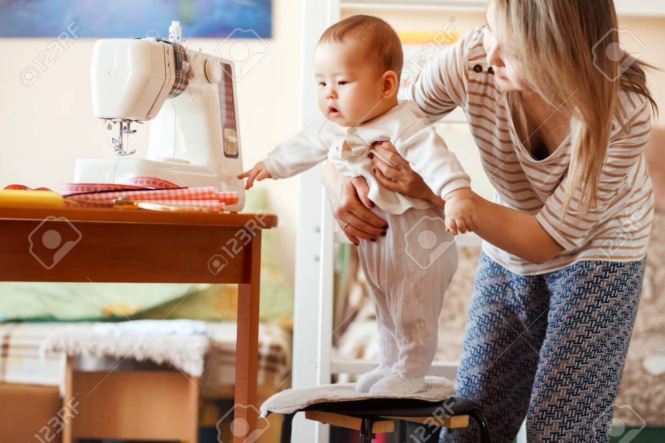 Mutter Und Kind Zu Hause Die Ersten Gehversuche Naturliches