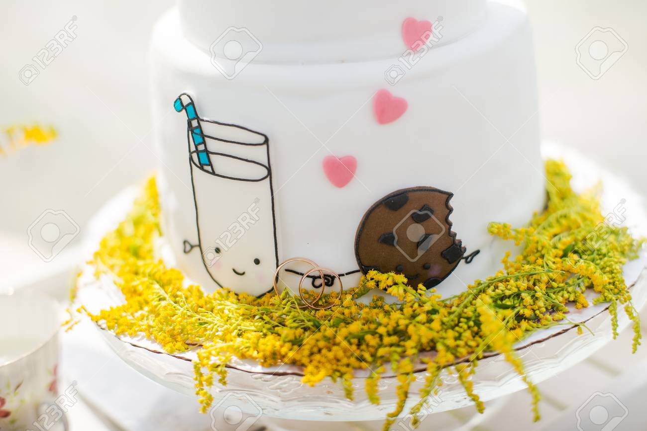ミルクとクッキーのカップとマスティックから面白いウェディング ケーキ 花で白のウェディング ケーキ の写真素材 画像素材 Image ミルクとクッキーのカップとマスティックから面白いウェディング ケーキ 花で白のウェディング ケーキ の写真素材 画像素材 Image