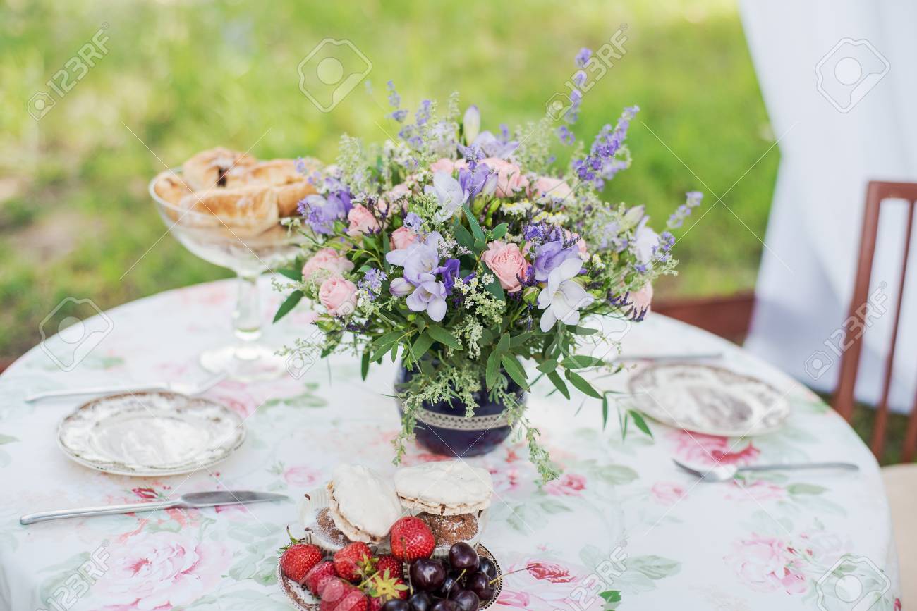 屋外にテーブルを用意しています ラベンダーとバラのフラワーアレンジメント 結婚式の装飾 の写真素材 画像素材 Image